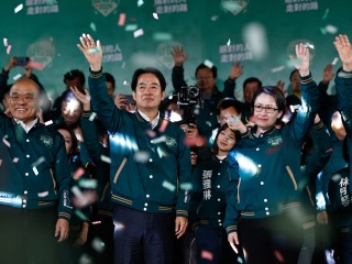 William Laj, az elnökválasztás győztes ünnepel csapatával Tajvan fővárosában, Tajpejben 2024. január 13-án. Fotó: EPA/DANIEL CENG   