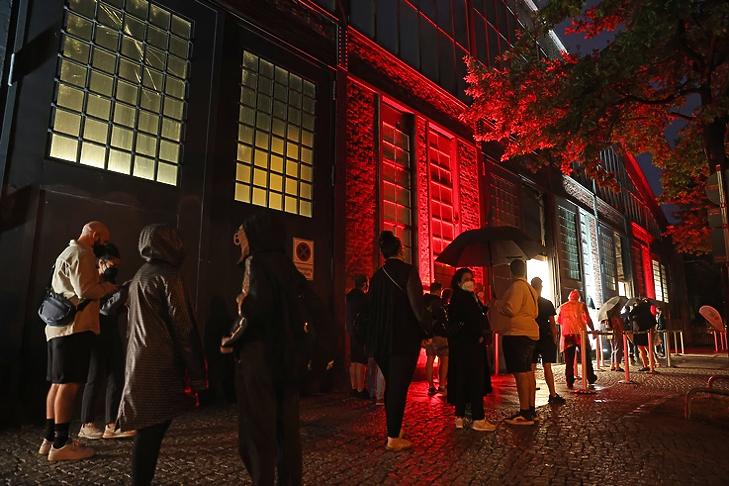 Fiatalok érkeznek Covid-elleni oltásra Az oltakozás hosszú éjszakája nevű partira Berlinben 2021. augusztus 9-én. A szervezők DJ-kel, partihangulattal próbálták növelni az oltakozási kedvet. EPA/Sean Gallup