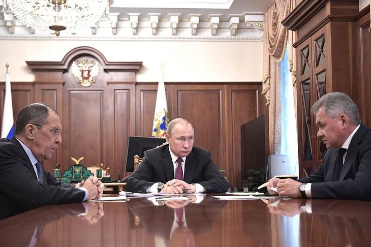 Szergej Lavrov orosz külügyminiszter, Vlagyimir Putyin orosz elnök és Szergej Sojgu orosz védelmi miniszter megbeszélése a Kremlben 2019. februárban. Fotó: kremlin.ru