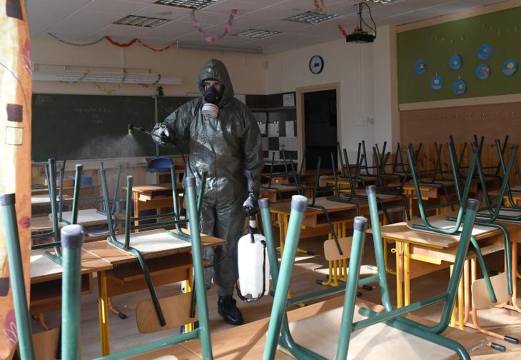 Lehetnek olyan iskolák, melyek nem tudnak majd működni az oltást megtagadó dolgozók miatt