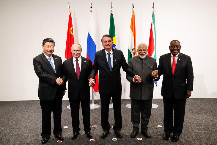 A BRICS-országok vezetőinek informális találkozója a 2019-es oszakai G20-csúcson. Nem sorakoztak fel Putyin mellett a háború kapcsán. Fotó: Wikimedia
