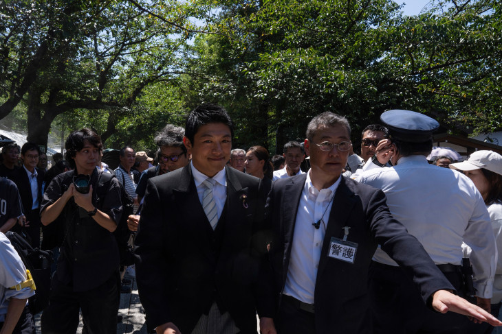 Kamija Szohei, az ellenzéki Szanszeito párt vezetője a háborúkban elesett japán katonáknak emléket állító tokiói Jaszukuni-szentélyben tartott megemlékezésen Japán II. világháborús kapitulációjának 80. évfordulóján, 2025. augusztus 15-én. 