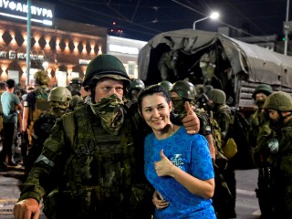 Egy helyi nő pózol egy kivonulásra készülő Wagner-katonával a Don menti Rosztov belvárosában 2023. június 24-én. Fotó: EPA/ARKADY BUDNITSKY