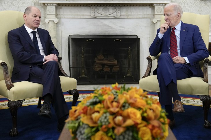 Joe Biden amerikai elnök (j) Olaf Scholz német kancellárt fogadja a washingtoni Fehér Ház Ovális irodájában 2023. március 3-án. Fotó: MTI/AP/Susan Walsh 