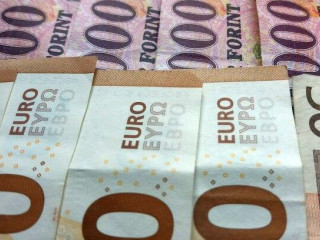 Megszeppent napközben a forint