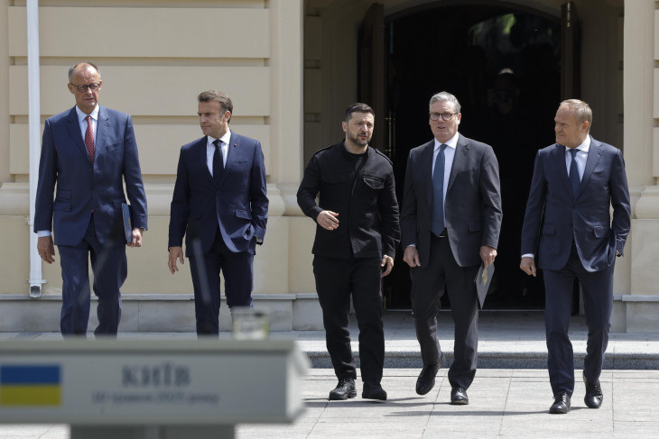 Friedrich Merz német kancellár, Emmanuel Macron francia elnök, Volodimir Zelenszkij ukrán elnök, Keir Starmer brit miniszterelnök és Donald Tusk lengyel kormányfő sajtótájékoztatóra érkezik az ukrajnai háborúról folytatott tárgyalás után Kijevben 2025. május 10-én 