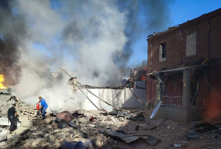 Oltják a lángokat a Krivij Rihet ért újabb orosz rakétatámadást követően. Fotó: MTI/EPA/Szerhij Liszak Telegram-csatornája