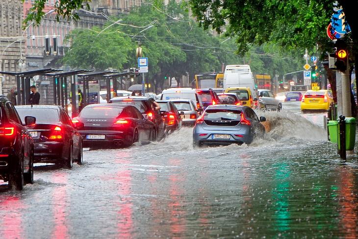 A vihar után összegyűlt esővízben haladnak járművek a budapesti Teréz körúton, az Oktogonnál 2020. június 14-én. MTI/Lakatos Péter