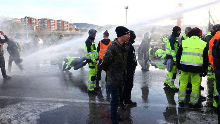 Október 18-án vízágyúkat is bevetett a rendőrség az oltásellenes tüntetők ellen. Fotó: MTI