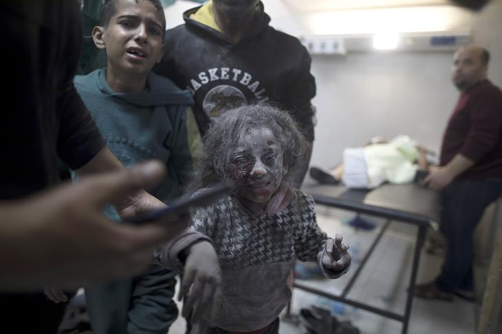 Izraeli légicsapásban megsebesült palesztin gyerek érkezik egy kórházba Khan Younisban a Gázai övezetben 2023. december 7-én. Fotó: EPA/HAITHAM IMAD