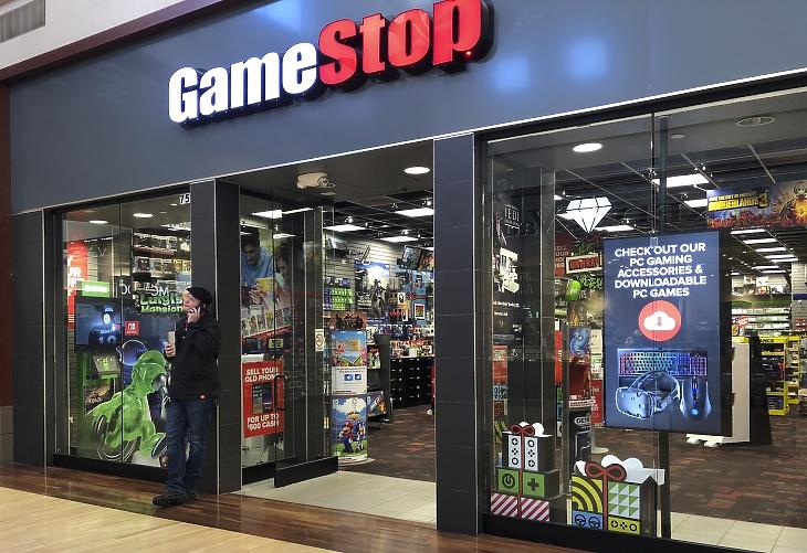 Egy férfi telefonál egy GameStop üzlet bejáratánál Illinois-ban, Gurnee-ben 2019-ben. Ekkor még biztos nem gondolta, hogy 2021 januárjában 1600 százalékot ugrik a cég részvényeinek árfolyama... Fotó: EPA / Tannen Maury