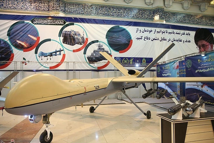 Egy Sahed-129-es, rajta és előtte az iráni fejlesztésű irányított drónok. Fotó: Wikimedia