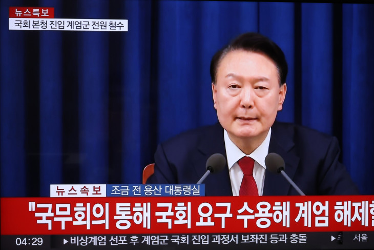 Jun Szogjol dél-koreai elnök televíziós üzenetében feloldja a pár órával korábban kihirdetett szükségállapotot Szöulban 2024. december 4-én - néhány órával korábban egy másik hasonló üzenetben jelentette be a bevezetést