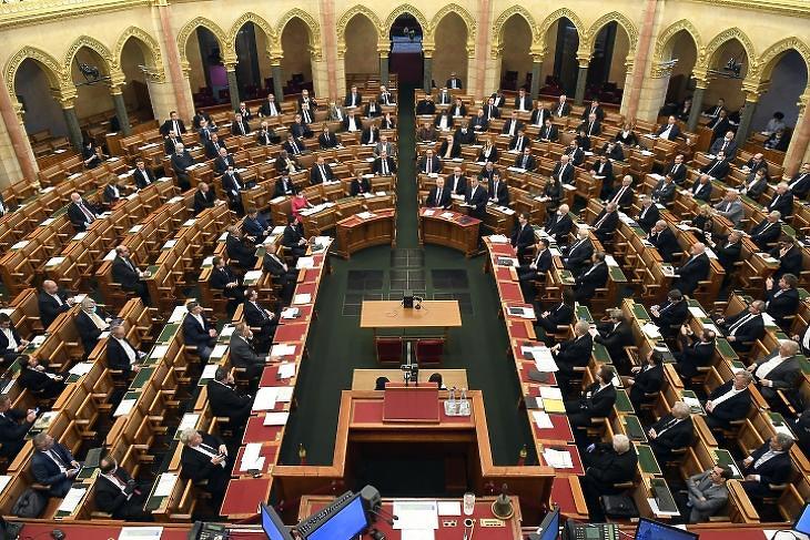 A parlamenti képviselőktől akár jöhet a piaci benzinár is - megemelték üzemanyagkeretüket