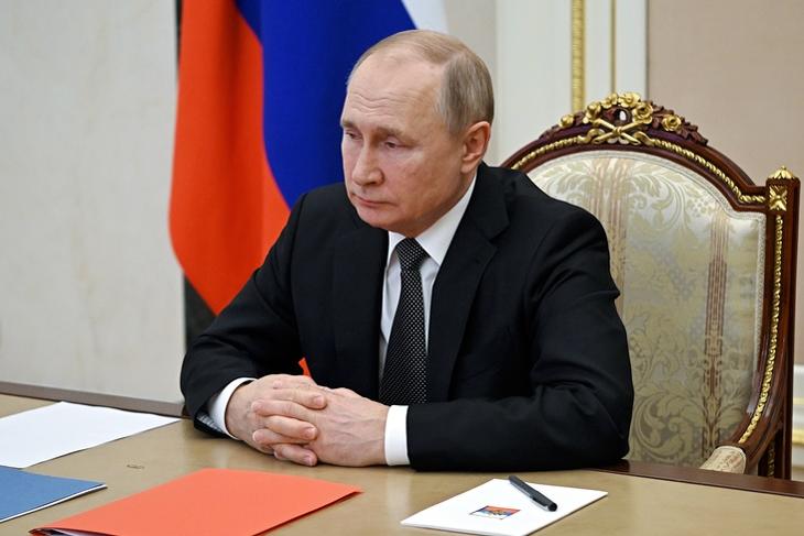 Vlagyimir Putyin Oroszország Biztonsági Tanácsának online ülésén elnöki rezidenciáján Novo-Ogaryovóban 2022. február 18-án.  EPA/MIKHAIL KLIMENTYEV / SPUTNIK / KREMLIN