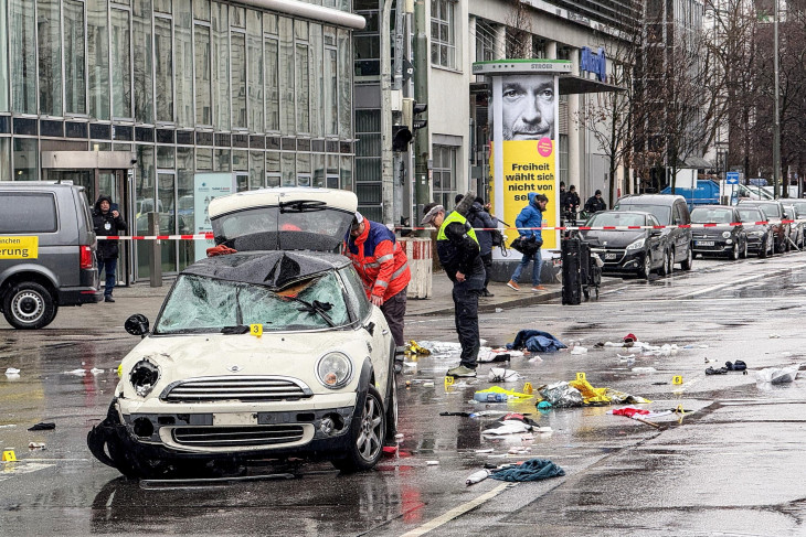 Rendőrök vizsgálódnak annál az autónál, amellyel egy 24 éves afgán menedékkérő emberek közé hajtott a Ver.di szakszervezet tüntetésén Münchenben 2025. február 13-án. A rendőrség tájékoztatása szerint legkevesebb 28-an megsebesültek. Az autó sofőrjét őrizetbe vették. 