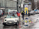 Rendőrök vizsgálódnak annál az autónál, amellyel egy 24 éves afgán menedékkérő emberek közé hajtott a Ver.di szakszervezet tüntetésén Münchenben 2025. február 13-án. A rendőrség tájékoztatása szerint legkevesebb 28-an megsebesültek. Az autó sofőrjét őrizetbe vették. 