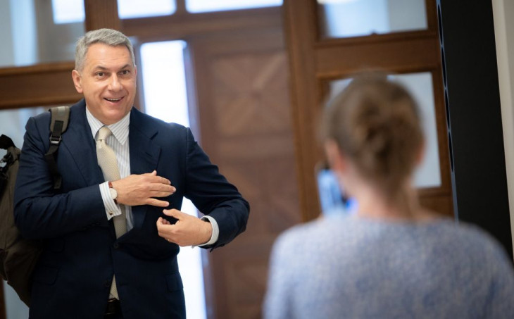 Majd megörült a készülő fényképnek