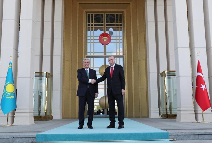 Recep Tayyip Erdogan török elnök (jobbra) és Kaszim-Jomart Tokajev kazah elnök kezet ráznak az elnöki palotában tartott fogadóünnepségen Ankarában, Törökországban, 2022. május 10-én. Fotó: EPA / török elnöki sajtóiroda