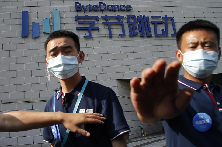 Biztonsági őrök akadályozzák a sajtósok munkáját a TikTok kínai videomegosztót tulajdonló ByteDance vállalat pekingi központja előtt 2020. augusztus 3-án. MTI/EPA/Vu Hong