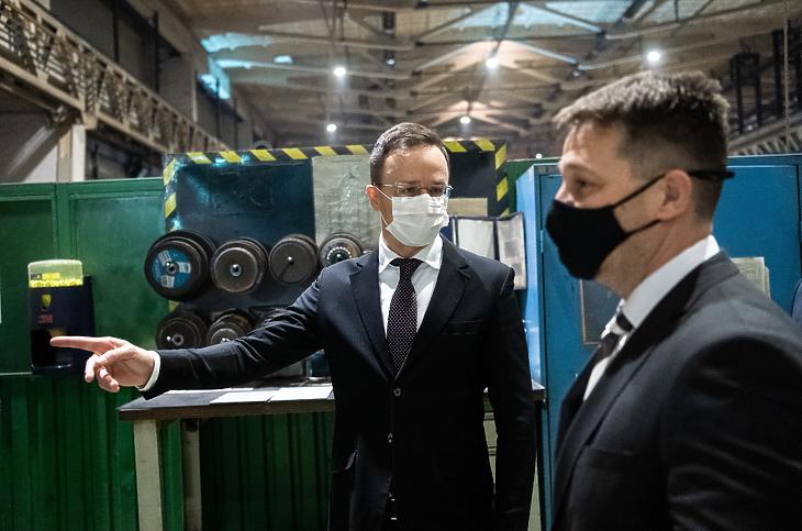 Szijjártó Péter Goszták Árpád ügyvezető igazgató társaságában a Siemens Energy Kft.-vel kötött stratégiai együttműködési megállapodás aláírása után (Fotó: MTI/Király Márton)