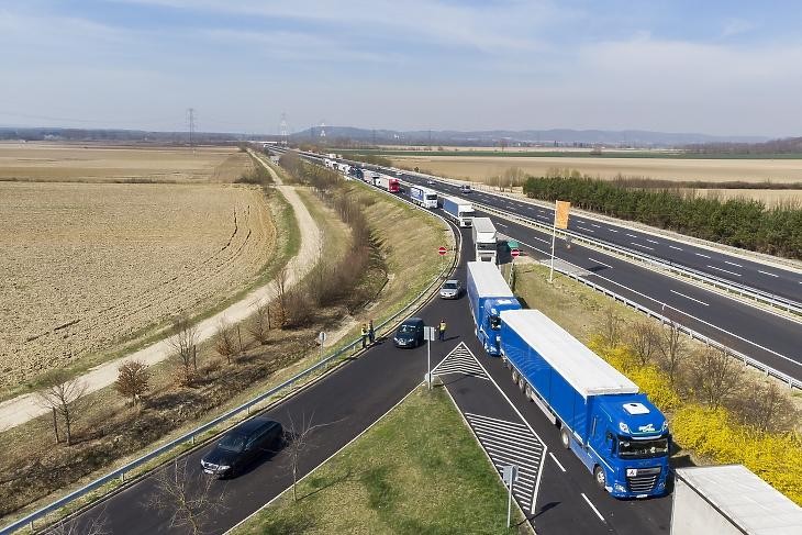 Szlovénia felől érkező kamionok a magyar-szlovén határ közelében, az M70-es autópálya csörnyeföldi pihenőhelyénél 2020. március 17-én. Fotó: MTI/Varga György