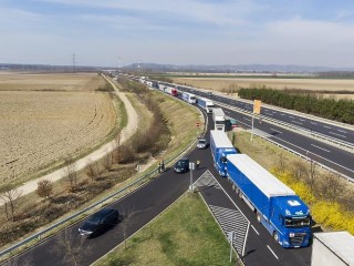 Szlovénia felől érkező kamionok a magyar-szlovén határ közelében, az M70-es autópálya csörnyeföldi pihenőhelyénél 2020. március 17-én. Fotó: MTI/Varga György