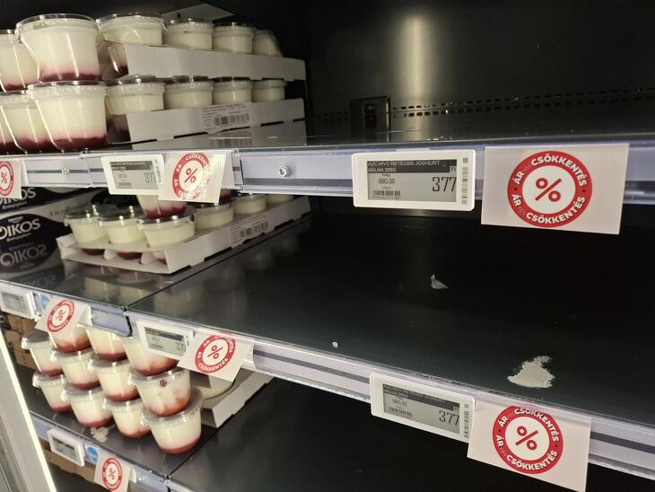Akadnak üres polcok 