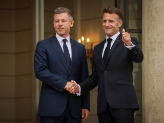 Emmanuel Macron francia elnök (j) Magyar Péter miniszterelnököt fogadja a párizsi államfői rezidencián, az Élysée-palotában 2026. június 3-án