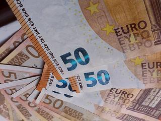 Stabilan 380 alatt az euró, ki akarják csinálni a spekulánsokat?