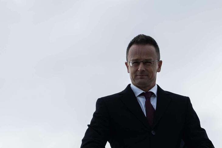 A magyar külügyminszter Szijjártó Péter állja a minszki széljárást