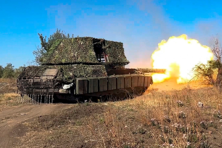 Orosz katonák egy T-80BVM harckocsival lőnek ukrán állásokra egy nem megnevezett ukrajnai helyszínen (közreadva 2024. október 28-án)
