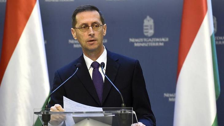 Varga: nem szabad vaskalaposan ragaszkodni a hiány három százalék alatt tartásához