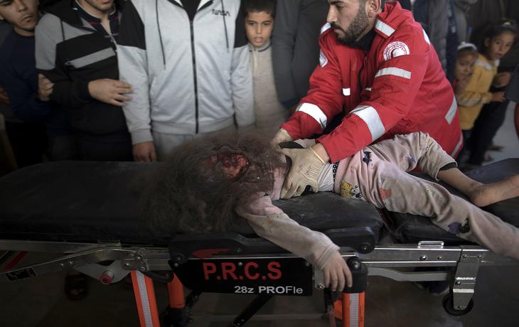 Izraeli légicsapásban megsebesült gyereket visznek be a Nasser kórházba Khan Juniszban a Gázai övezet déli részén, a kegyetlenkedés ebben az inézményben történt. Fotó: EPA / HAITHAM IMAD