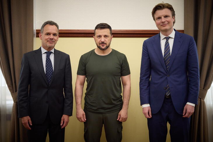 A kép jobb oldalán álló Brekelmans júliusban személyesen is járt Ukrajnában