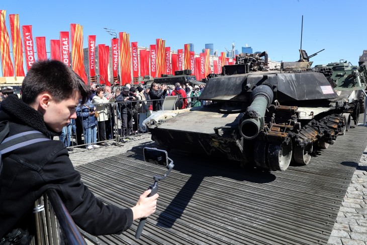Ukrajnában zsákmányolt amerikai M1 Abrams tank egy kiállításon Moszkvában 2024. május 3-án – az oroszok nem csak hadi felszerelést zsákmányoltak, hanem civileket is magukkal hurcoltak 