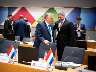 Orbán Viktor miniszterelnök és Mario Abdo Benítez, Paraguay elnöke (j) az Európai Unió, valamint a Latin-amerikai és Karibi Államok Közösségének harmadik csúcstalálkozóján Brüsszelben 2023. július 17-én. Fotó: MTI/Miniszterelnöki Sajtóiroda/Benko Vivien Cher