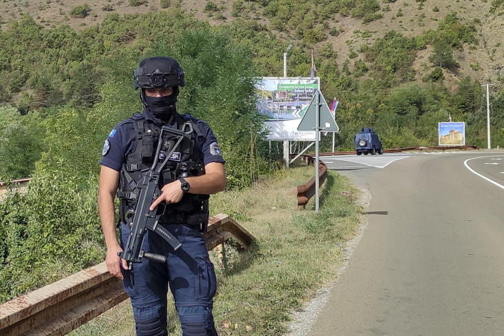A koszovói rendőröknek nem árt óvatosnak lenniük a szerb többségű vidéken. Fotó: MTI/AP/Dejan Simicevic