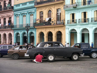 Kommunisták zaklatják az amerikai nagykövetet