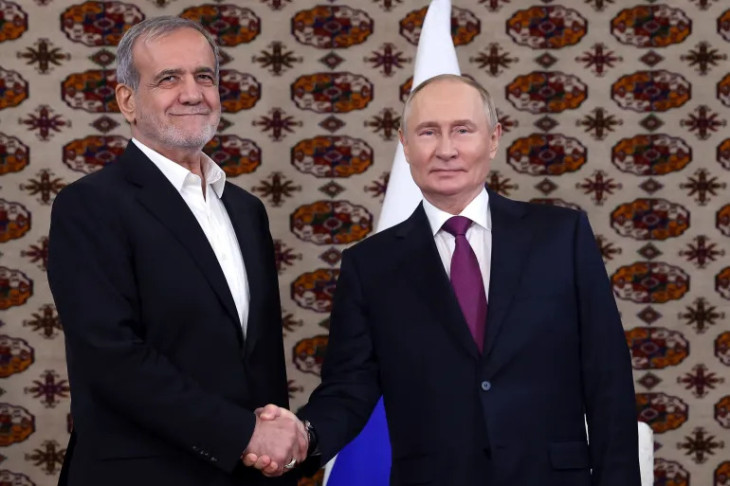 Az orosz Vlagyimir Putyin és iráni Maszúd Peszeskján elnöki kézfogása Türkmenisztánban