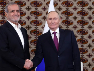 Az orosz Vlagyimir Putyin és iráni Maszúd Peszeskján elnöki kézfogása Türkmenisztánban