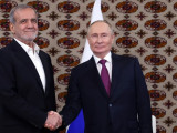 Az orosz Vlagyimir Putyin és iráni Maszúd Peszeskján elnöki kézfogása Türkmenisztánban