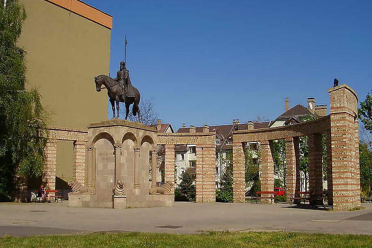 Kalandos múltú cég olvadt fel a Bászna-portfolióban