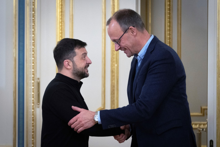 Volodimir Zelenszkij ukrán elnök fogadja Friedrich Merzet, a CDU elnökét Kijevben 2024. december 9-én