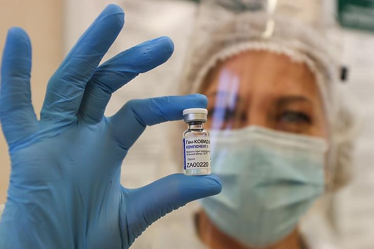 Egy egészségügyi dolgozó mutatja a Szputnyik V vakcinát tartalmazó ampullát (Fotó: EPA/ANDREI POKUMEIKO)