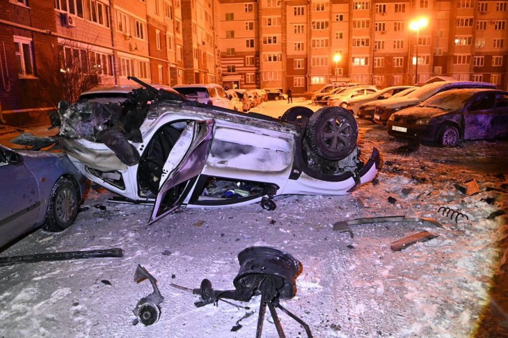 Valentyin Demidov belgorodi polgármester Telegram-csatornája által közreadott felvétel kiégett auto roncsáról egy ukrán légi támadás után az Ukrajnával határos Belgorodban 2024. január 5-én. A légicsapás következtében ketten megsebesültek. Fotó: MTI/EPA/Valentyin Demidov belgorodi polgármester Telegram-csatornája
