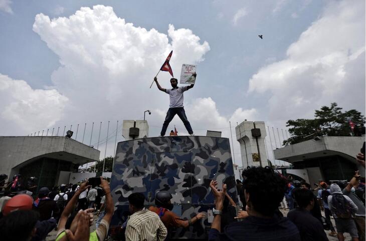 Letartóztatási parancs az ötszörös volt miniszterelnök ellen – lépnek a nepáli hatóságok