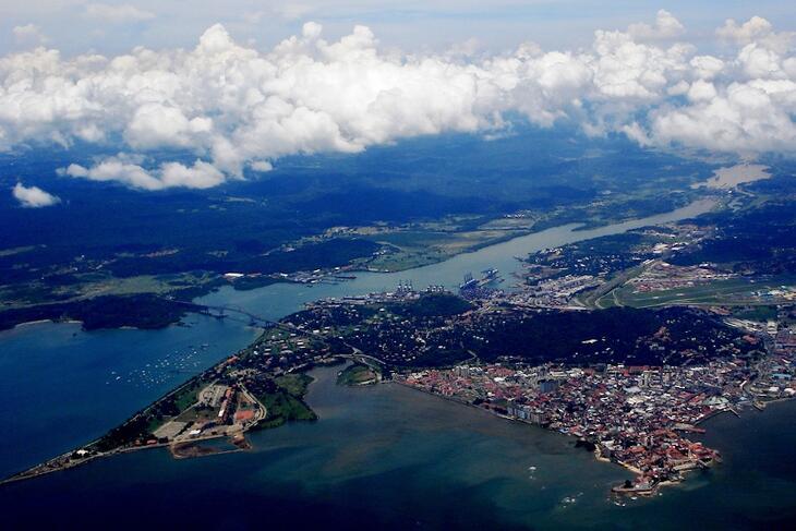 A Panama-csatorna Közép-Amerikában köti össze a Csendes-óceánt az Atlanti-óceánnal