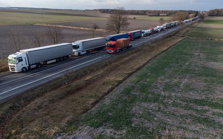 Ukrajnába tartó kamionok sorakoznak egy lengyel határátkelőnél 