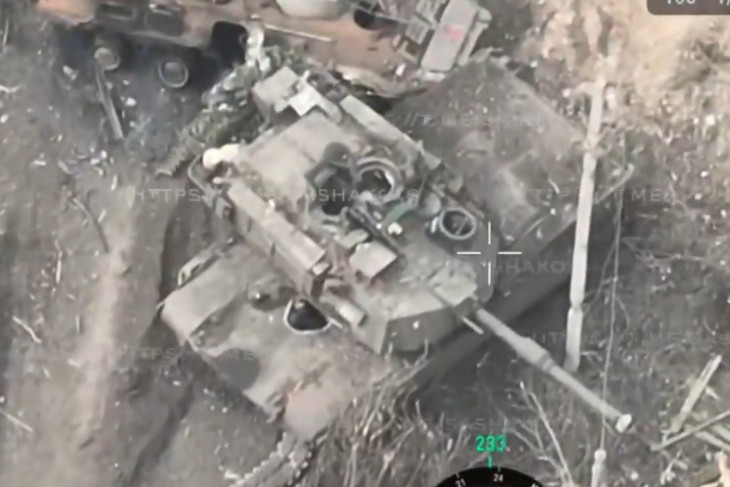 Drónfelvételből kivágott kép az Ukrajnában kilőtt második Abrams harckocsiról. Forrás: Twitter